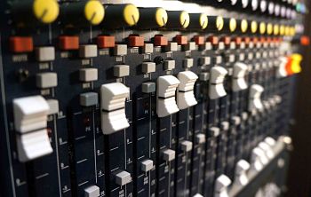 Table mixage r&eacute;gie Louvre Focus Group